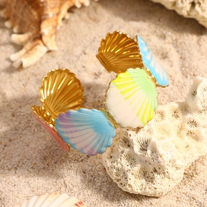Gros plan détaillé des éléments en coquillage arc-en-ciel sur un jonc bohème doré