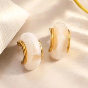 Retro C-shaped 18k gold plated stainless steel earrings with marble resin inlay