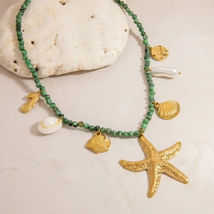 Collier de perles vertes thème océan avec pendentifs étoile de mer, coquillage et hippocampe
