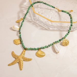 Collier perles bohème avec étoile de mer dorée, coquillages naturels et perle baroque
