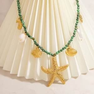 Collier en perles turquoise d'Afrique avec pendentifs marins en or 18 carats et perle