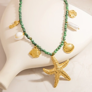 Collier marin en acier inoxydable avec perles vertes et breloques marines plaquées or 18 carats