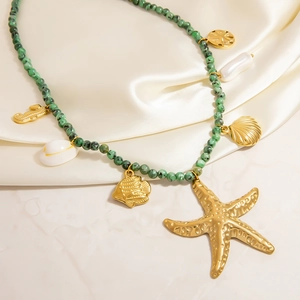 Collier de perles océaniques avec pierres vertes, étoiles de mer dorées et perles