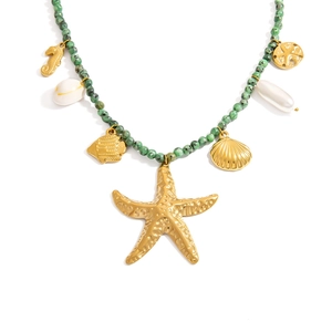 Collier de perles turquoises avec pendentifs d'étoile de mer et coquillages en or 18K