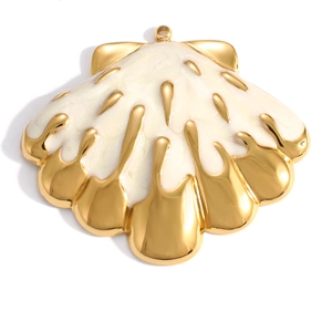 Detail eines goldenen Muschel-Anhängers mit perlweißer Emaille und geschlossener Öse