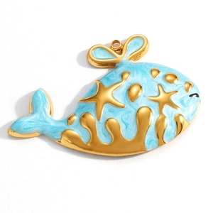 Makroansicht von Wal-Anhänger mit blauem Emaille und 18K Gold-Seesternmustern