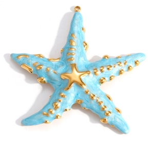 Detail eines hellblauen Emaille-Seestern-Anhängers mit Goldpunkten und Metallschlaufe