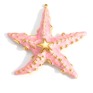 Detaillierte Makroansicht des rosa Emaille-Seestern-Anhängers mit 18K Gold-Akzenten
