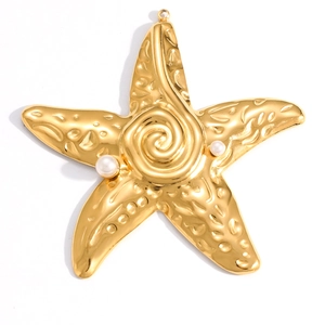 Detailansicht goldener Seestern-Anhänger mit Hammerschlag-Metalloberfläche und weißen Perlen