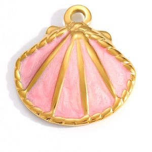 Detailansicht eines rosa Emaille Muschelanhängers mit goldenen Kanten für DIY Schmuck