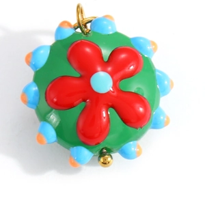Dettaglio di ciondolo floreale colorato con base verde e petali rossi per collane fai da te