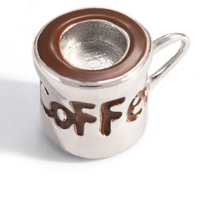 Detailansicht eines Kaffeetassen-Anhängers aus Silber mit Emaille und Kaffeegravur