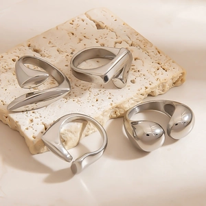 Poliertes silbernes geometrisches Edelstahl-Ring-Set im minimalistischen 18K-Gold-Stil
