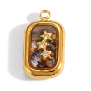 Detail eines rechteckigen Goldanhängers mit Abalone-Einlage und drei goldenen Sternen