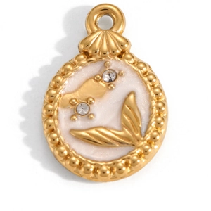 Detail eines 18K vergoldeten Anhängers mit weißem Emaille-Inlay und goldenem Fischschwanz