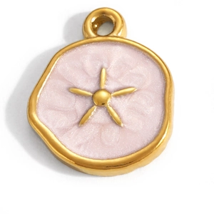 Detail eines 18K vergoldeten Muschelanhängers mit rosa Emaille und goldenem Stern
