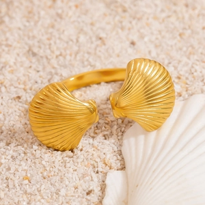Anello aperto in acciaio inossidabile placcato oro 18k con motivo mare e conchiglia