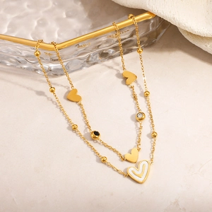 Tobillera de doble capa chapada en oro de 18K con corazón de esmalte blanco y circón