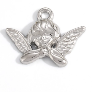 Détail d'un pendentif ange en argent poli avec ailes et anneau de suspension haut