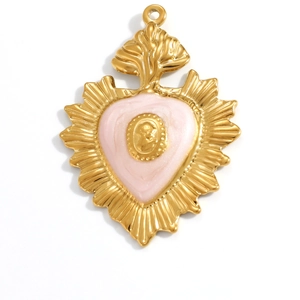 Vue macro d'un pendentif cœur sacré vintage avec émail rose et détails plaqués or
