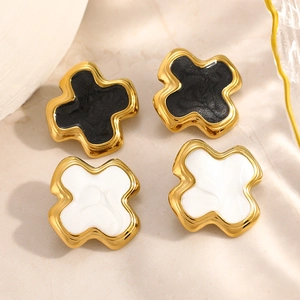 Boucles d'oreilles croix en acier plaqué or 18K avec finitions émail noir et blanc