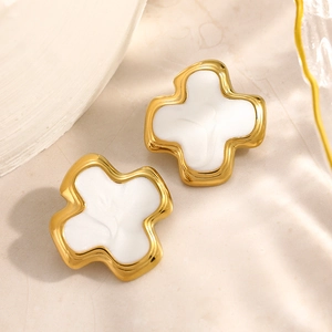 Boucles d'oreilles minimalistes en acier inoxydable plaqué or 18 carats et émail blanc