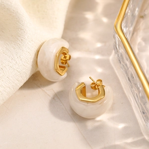 Orecchini a cerchio a C in resina placcati oro 18k con trama marmo su base in pietra