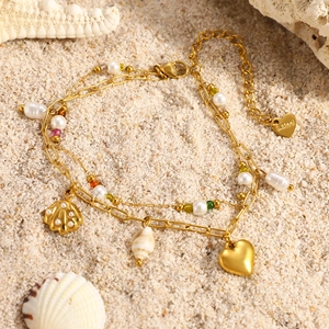 Bracelet océan double couche en acier doré avec perles et breloques cœur sur sable