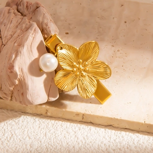 Elegant 18K gold-plated floral hair clip with pearl detail and radial petal texture