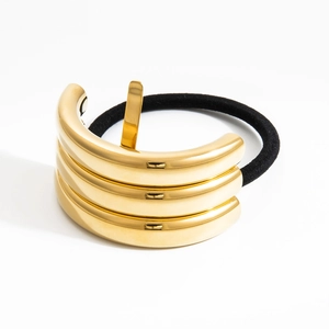 Détail de l'attache-cheveux à trois niveaux plaqué or 18K avec élastique noir