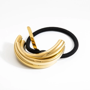 Détail d'une pince à cheveux étoile de mer dorée 18K avec finition métallique polie