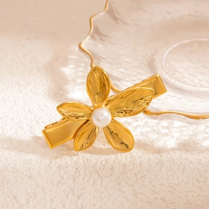 Elegant 18K gold-plated flower hair clip with pearl center on aesthetic textured base