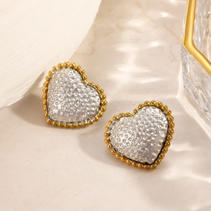 Boucles d'oreilles cœur dorées 18K avec texture argentée martelée et bordure perlée
