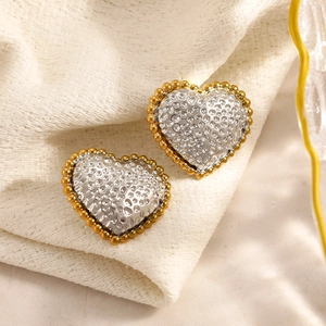 Boucles d'oreilles cœur bicolores avec centre argenté martelé et bordure perlée dorée