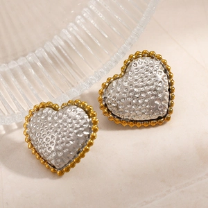 Boucles d'oreilles cœur bicolores vintage avec texture martelée et bordure dorée perlée