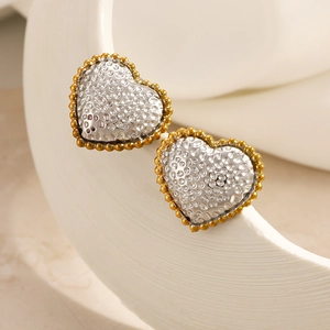 Boucles d'oreilles cœur plaquées or 18 carats avec centre texturé argent et bord perlé