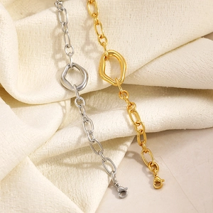 Dettaglio del bracciale a maglie geometriche irregolari in finitura oro e argento