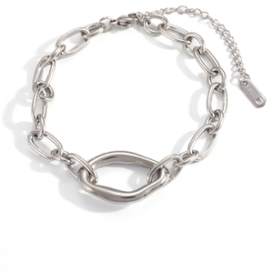 Dettaglio macro del bracciale a catena in acciaio inossidabile argento con anello ovale e gancio