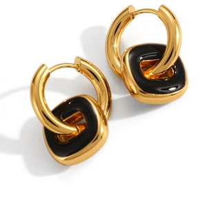 Détail de boucles d'oreilles carrées plaquées or 18 carats avec émail noir et créoles
