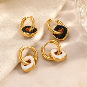 Boucles d'oreilles géométriques carrées minimalistes dorées avec émail noir et blanc