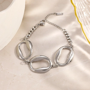 Détail du bracelet en acier inoxydable argenté avec fermoir mousqueton et étiquette S.STEEL