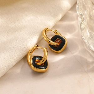 Boucles d'oreilles créoles dorées géométriques avec pendentif en émail noir élégant
