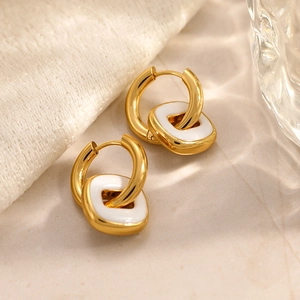 Boucles d'oreilles carrées évidées en émail blanc sur acier inoxydable doré poli