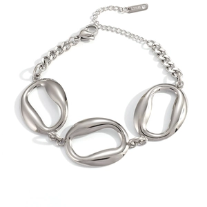 Vue détaillée d'un bracelet en acier inoxydable argenté avec des breloques ovales irrégulières