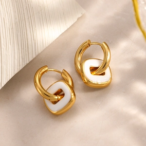 Boucles d'oreilles chic en acier inoxydable doré 18K avec pendentifs en émail blanc