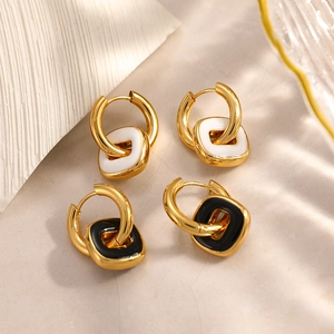 Détail de boucles d'oreilles carrées plaquées or 18 carats en émail noir et blanc