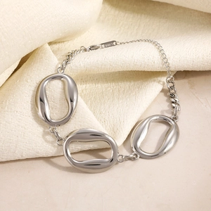 Bracelet minimaliste en acier inoxydable avec maillons ovales et finition polie miroir