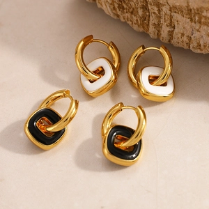 Boucles d'oreilles carrées évidées en émail noir et blanc avec placage or 18K