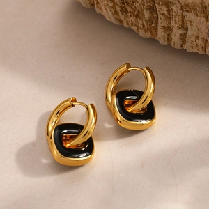 Détail de boucles d'oreilles carrées évidées plaquées or 18K avec émail noir brillant