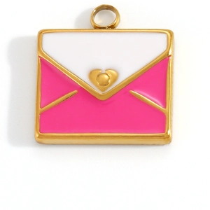 Nahaufnahme des goldenen Briefumschlag-Anhängers mit rosa-weißem Emaille-Herzsiegel